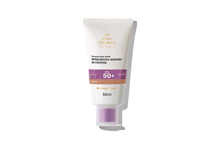 Foto de un protector solar Natura Chronos Derma sobre fondo blanco. Tubo blanco con franja morada que indica FPS 50+ y tapa morada.